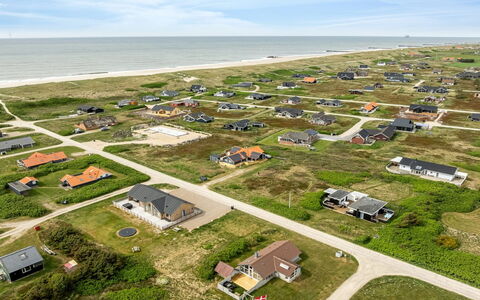 Emppu - 250M from the Sea: Toit, Domicile, Porte, Chalet, Ombre, Siding, Cour, Biens, Arrière-Cour