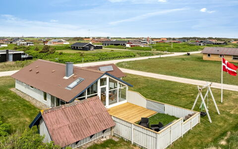Emppu - 250M from the Sea: Toit, Domicile, Porte, Chalet, Ombre, Siding, Cour, Biens, Arrière-Cour