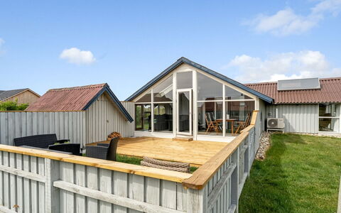 Emppu - 250M from the Sea: Toit, Domicile, Porte, Chalet, Ombre, Siding, Cour, Biens, Arrière-Cour