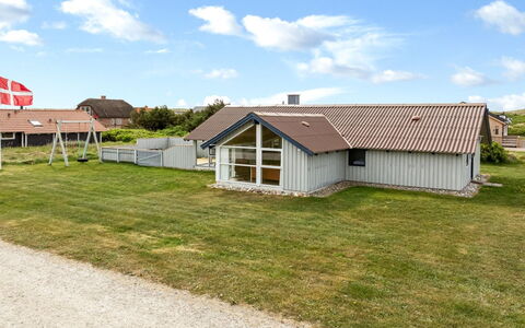 Emppu - 250M from the Sea: Toit, Domicile, Porte, Chalet, Ombre, Siding, Cour, Biens, Arrière-Cour