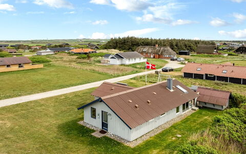 Emppu - 250M from the Sea: Toit, Domicile, Porte, Chalet, Ombre, Siding, Cour, Biens, Arrière-Cour