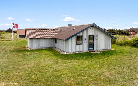 Emppu - 250M from the Sea: Toit, Domicile, Porte, Chalet, Ombre, Siding, Cour, Biens, Arrière-Cour