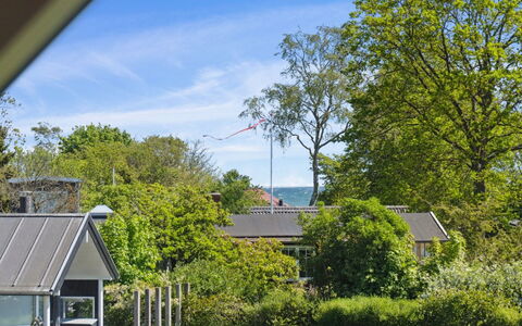 Deljan - 190M from the Sea: Toit, Maison, Domicile, Chalet, Porte, Siding, Plate-Forme, Porche, Planche, Dur