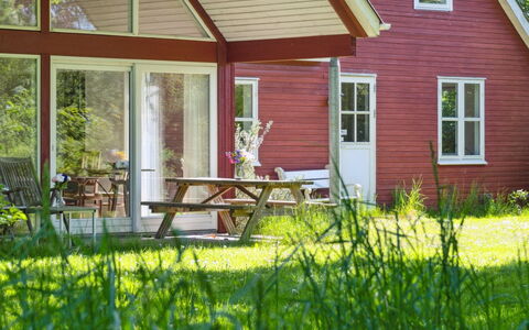 Deljan - 190M from the Sea: Toit, Maison, Domicile, Chalet, Porte, Siding, Plate-Forme, Porche, Planche, Dur