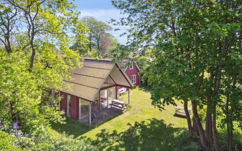Deljan - 190M from the Sea: Toit, Maison, Domicile, Chalet, Porte, Siding, Plate-Forme, Porche, Planche, Dur