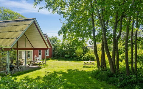 Deljan - 190M from the Sea: Toit, Maison, Domicile, Chalet, Porte, Siding, Plate-Forme, Porche, Planche, Dur