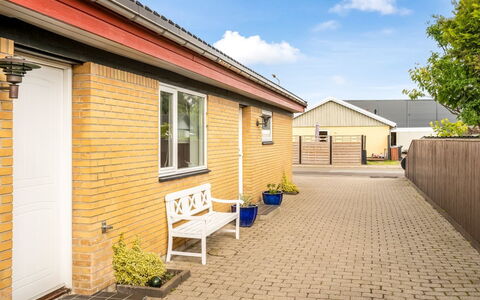 Elika - 1.5Km from the Sea: Herbe, Prairie, Paysage, Écorégion, Plaine, Communauté Des Plantes, Lot Terre, Mobilier De Jardin, Prairie, Formations Arbustives