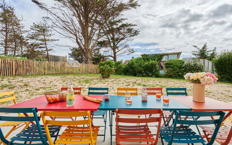 Les Lilas: Plante, Nuage, Table, Ciel, Propriété, Meubles, Chaise, Tableau De Plein Air, La Nature, Mobilier De Jardin