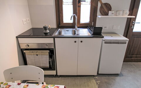 La Casetta: Cabinetry, Evier, Comptoir, Robinet, Meubles, Fenêtre, Évier, Table, Cuisine, Luminaire Plomberie