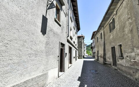Erica Apartment: Ciel, Surface De La Route, Fenêtre, Sol, Bâtiment, Façade, Porte, Ville, Ruelle, Maison