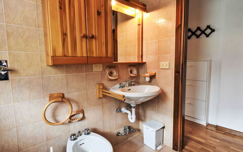 Ai Ronchi: Marron, Miroir, Robinet, Luminaire Plomberie, Évier, Lavabo, Propriété, Bâtiment, Salle De Bains, Bois