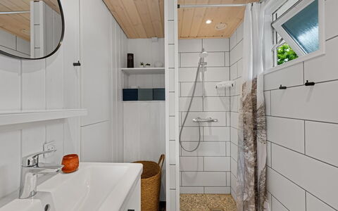 Terkel - 800M to the Fjord: Sol, Bois, Luminaire Plomberie, Sol, Design Intérieur, Salle De Bains, Plomberie, Robinet, Plafond, Pièce