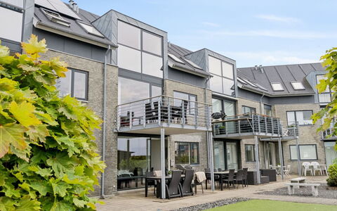 Skade - 10M from the Sea: Piscine, Mobilier De Jardin, Meubles, Recours, Dalle, Eco Hôtel, Ombre, Chaise, Loisir, Biens