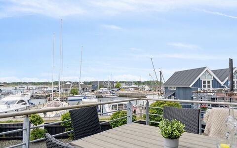 Skade - 10M from the Sea: Piscine, Mobilier De Jardin, Meubles, Recours, Dalle, Eco Hôtel, Ombre, Chaise, Loisir, Biens