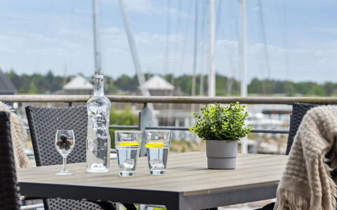 Skade - 10M from the Sea: Piscine, Mobilier De Jardin, Meubles, Recours, Dalle, Eco Hôtel, Ombre, Chaise, Loisir, Biens