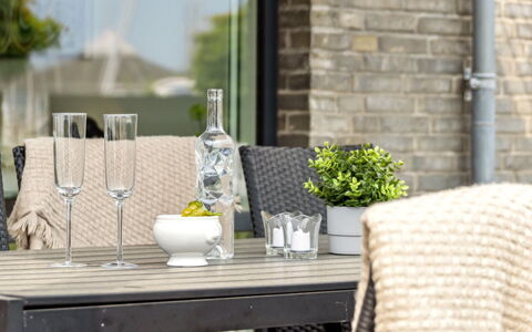 Skade - 10M from the Sea: Piscine, Mobilier De Jardin, Meubles, Recours, Dalle, Eco Hôtel, Ombre, Chaise, Loisir, Biens