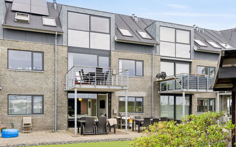 Skade - 10M from the Sea: Piscine, Mobilier De Jardin, Meubles, Recours, Dalle, Eco Hôtel, Ombre, Chaise, Loisir, Biens