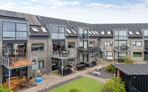 Skade - 10M from the Sea: Piscine, Mobilier De Jardin, Meubles, Recours, Dalle, Eco Hôtel, Ombre, Chaise, Loisir, Biens