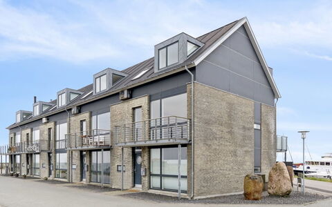 Skade - 10M from the Sea: Piscine, Mobilier De Jardin, Meubles, Recours, Dalle, Eco Hôtel, Ombre, Chaise, Loisir, Biens