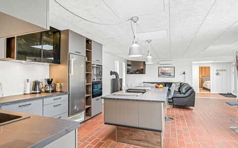 Tonna - from the Sea: Cuisine, Sol, Meubles, Plafond, Comptoir, Design Intérieur, Principaux Appliance, Sol, Appareil De Cuisine, Cabinetry
