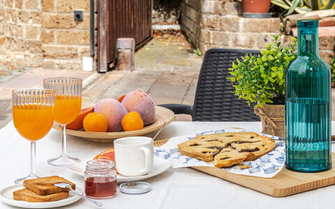 Cyca Holiday Home: Aliments, Table, Vaisselle, Plante, Bouteille, Vaisselle, Assiette, Ingrédient, Bois, Orange