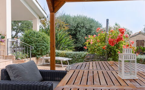 Cyca Holiday Home: Plante, Meubles, Propriété, Ciel, Fleur, Ombre, Bois, Design Intérieur, Mobilier De Jardin, Porche