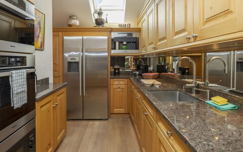 Chalet Rebhalde: Cuisine, Comptoir, Appareil De Cuisine, Meubles, Cabinetry, Principaux Appliance, Design Intérieur, Sol, Électroménager, Bois