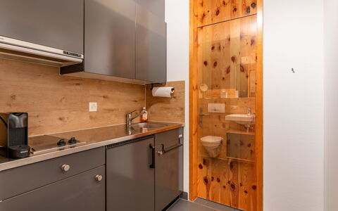Steil Alva Studios Smit: Bâtiment, Cabinetry, Comptoir, Propriété, Meubles, Robinet, Bois, Cuisine, Design Intérieur, Tiroir