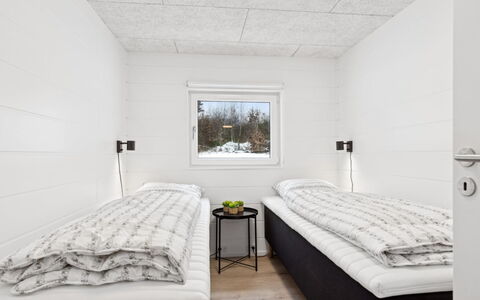 Lanessa - 800M from the Sea: Bois, Gelé, Neige, L'Hiver, Chambre, Daylighting, Literie, Planche, Lit, Cadre De Lit