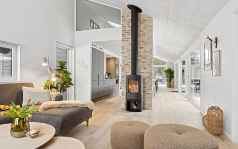 Lanessa - 800M from the Sea: Sol, Design Intérieur, Bois, Plafond, Sol, Meubles, Domicile, Salon, Luminaire, Parquet