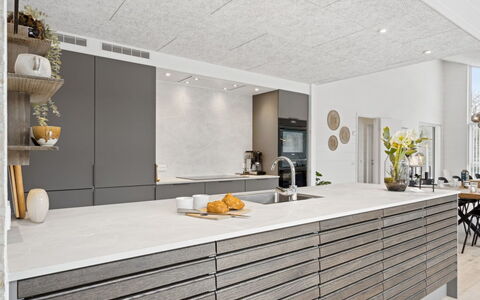 Lanessa - 800M from the Sea: Cuisine, Bois, Sol, Design Intérieur, Comptoir, Meubles, Appareil De Cuisine, Sol, Cabinetry, Électroménager