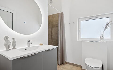 Lanessa - 800M from the Sea: Luminaire Plomberie, Mur, Sol, Sol, Salle De Bains, Design Intérieur, Évier, Miroir, Robinet, Plomberie