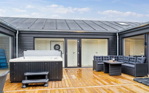 Marinus - 800M from the Sea: Toit, Domicile, Porte, Chalet, Ombre, Siding, Cour, Biens, Arrière-Cour