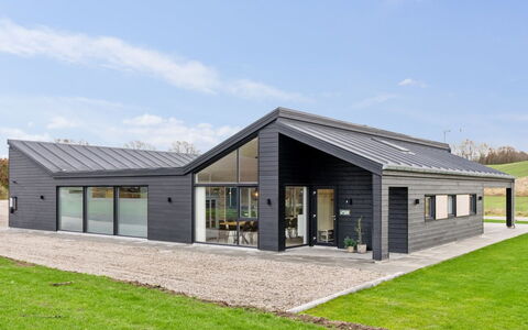 Marinus - 800M from the Sea: Toit, Domicile, Porte, Chalet, Ombre, Siding, Cour, Biens, Arrière-Cour