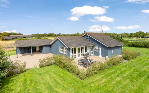 Lari - 600M from the Sea: Maison, Domicile, Toit, Chalet, Biens, Aménagement Paysager, Batiments Jardin, Siding, Ferme