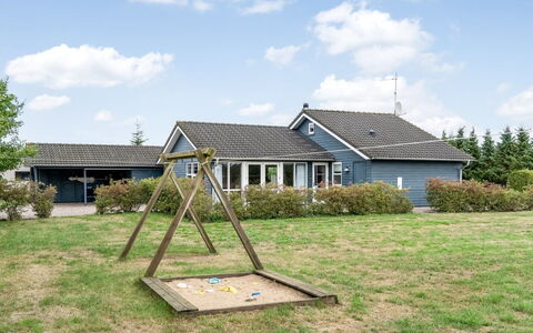 Lari - 600M from the Sea: Herbe, Bâtiment, Maison, Domicile, Toit, Zone Résidentielle, Chalet, Pelouse, Jardin, Siding