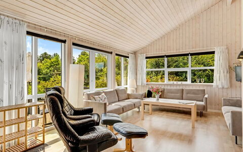 Lari - 600M from the Sea: Bois, Design Intérieur, Plafond, Domicile, Sol, Sol, Meubles, Canapé, Pièce, Salon