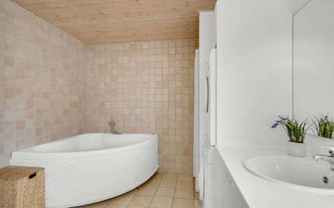 Lari - 600M from the Sea: Sol, Sol, Design Intérieur, Mur, Luminaire Plomberie, Salle De Bains, Plafond, Baignoire, Pièce, Plomberie