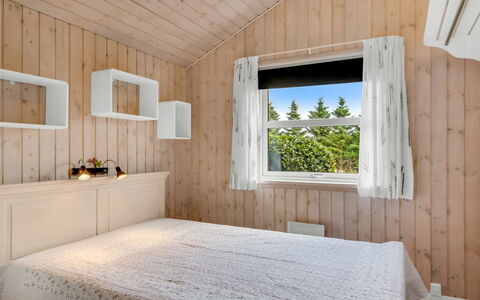 Lari - 600M from the Sea: Chambre, Lit, Design Intérieur, Bois, Plafond, Meubles, Literie, Drap De Lit, Sol, Sol
