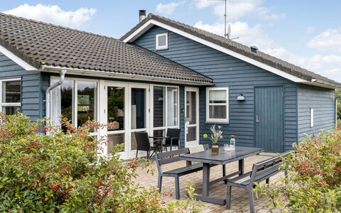 Lari - 600M from the Sea: Chalet, Porte, Domicile, Siding, Maison, Toit, Porche, Biens, Chaise, Ombre