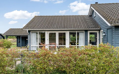 Lari - 600M from the Sea: Bâtiment, Herbe, Toit, Maison, Domicile, Zone Résidentielle, Siding, Chalet, Arbuste, Architecture