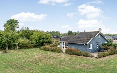 Lari - 600M from the Sea: Herbe, Bâtiment, Maison, Toit, Domicile, Arbuste, Chalet, Zone Résidentielle, Zone Rurale