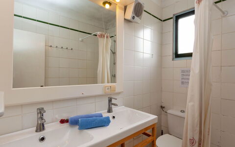 Villa Cassiopee: Miroir, Robinet, Luminaire Plomberie, Évier, Propriété, Lavabo, Armoire De Toilette, Bleu, Salle De Bains, Violet