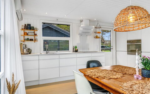 Mintha - 400M from the Sea: Design Intérieur, Bois, Sol, Plafond, Luminaire, Meubles, Sol, Lustre, Comptoir, Cuisine