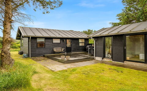 Mintha - 400M from the Sea: Toit, Domicile, Maison, Chalet, Arbuste, Porte, Siding, Couverture De Sol, Jardin, Cour