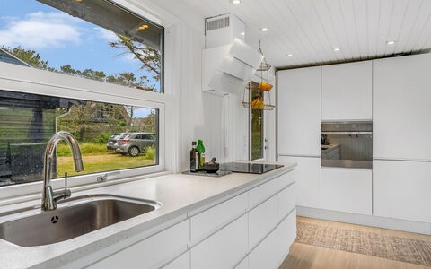 Mintha - 400M from the Sea: Cuisine, Sol, Design Intérieur, Bois, Comptoir, Appareil De Cuisine, Plafond, Principaux Appliance, Sol, Cabinetry