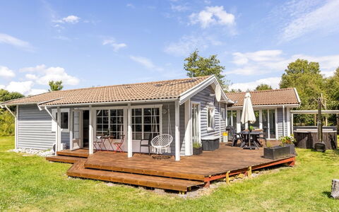 Anabela - from the Sea: Toit, Maison, Domicile, Chalet, Siding, Biens, Allée, Batiments Jardin, Cour, Cabanon