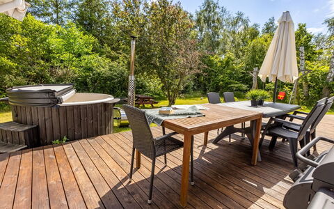 Anabela - from the Sea: Toit, Maison, Domicile, Chalet, Siding, Biens, Allée, Batiments Jardin, Cour, Cabanon