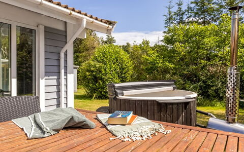 Anabela - from the Sea: Toit, Maison, Domicile, Chalet, Siding, Biens, Allée, Batiments Jardin, Cour, Cabanon