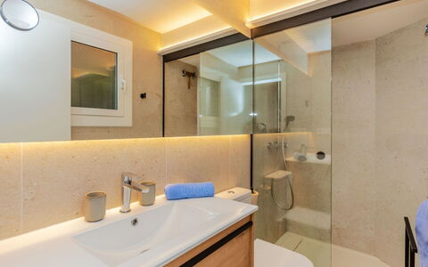 Loft Cau: Lavabo, Salle De Bains, Luminaire Plomberie, Sol, Design Intérieur, Miroir, Évier, Sol, Armoire De Toilette, Robinet